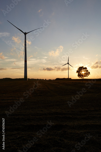Sonnenuntergang, Windpark am Abend, Ense-Bremen, Haarstrang, Soester Börde, Kreis Soest, NRW, DE, 2023