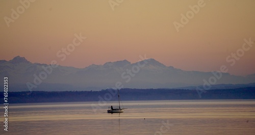 Stimmungen auf dem See zwischen Sonnenuntergang und Nacht photo