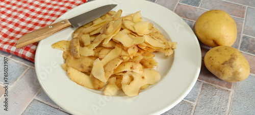 épluchure de pommes de terre, en gros plan, dans une assiette