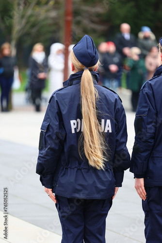 Policjantka polska w szeregu na uroczystości. 