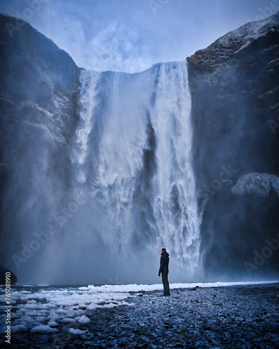Un homme devant l'une des plus grandes cascades d'Islande.