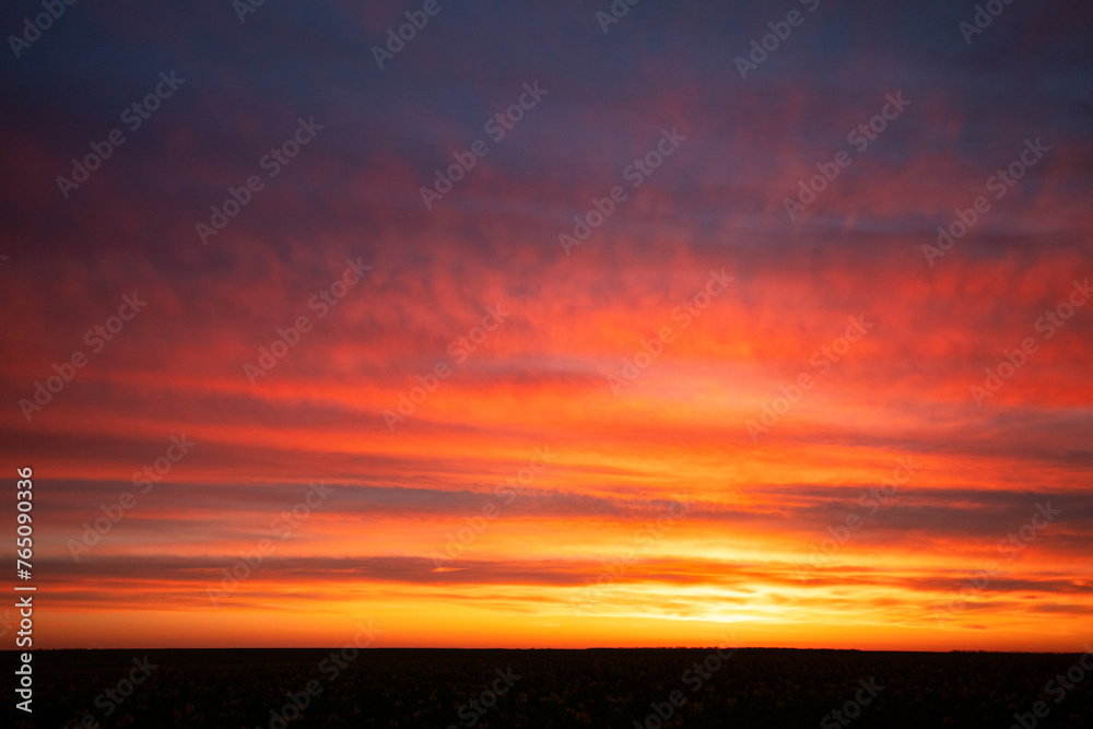 Fototapeta premium Evening Glow: Illuminating the World with the Last Rays of Sunlight