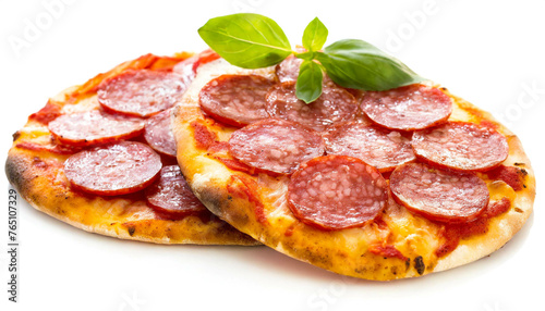 Pizza Salami isoliert auf weißen Hintergrund, Freisteller © oxie99