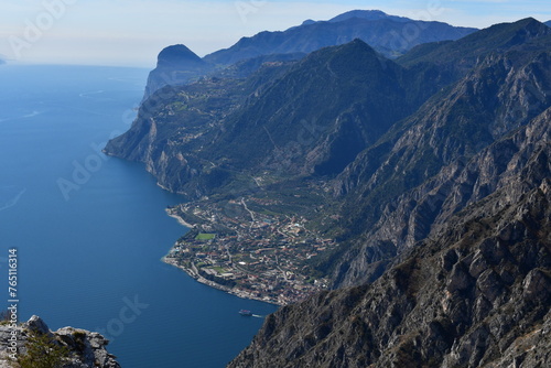 Blick vom Punta Larici zum Gardasee und nach Limone sul Garda