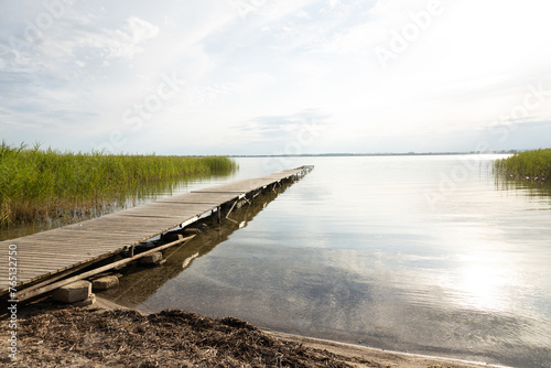 Fototapeta Naklejka Na Ścianę i Meble -  Jezioro Miedwie Polska Zachodniopomorskie Pomost molo nad jeziorem w letni dzień
