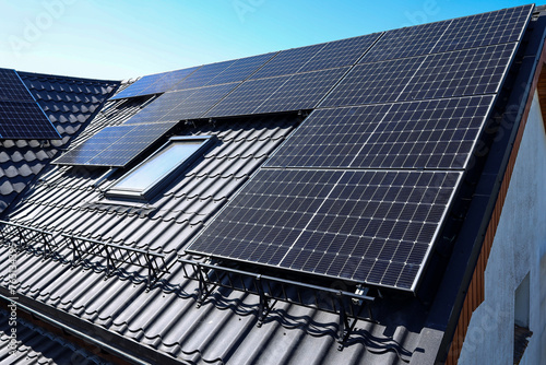 Odnawialne źródła energii, zielona energia ze słońca, panele fotowoltaiczne, instalacja. 