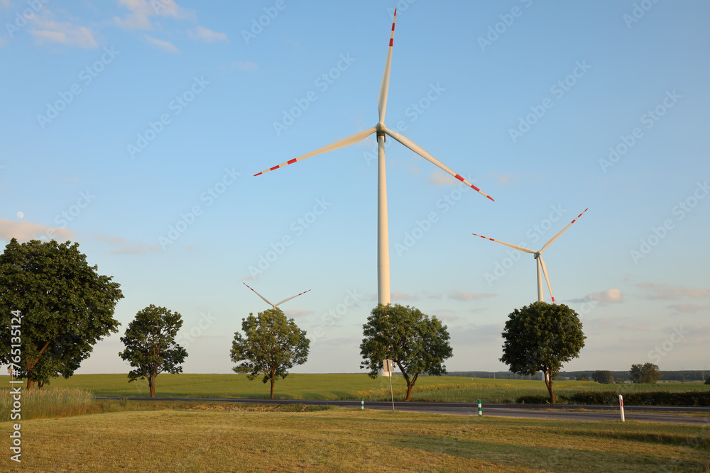 Renewable energy windmills on the field
wiatraki na tle polskiego pola  - obrazy, fototapety, plakaty 