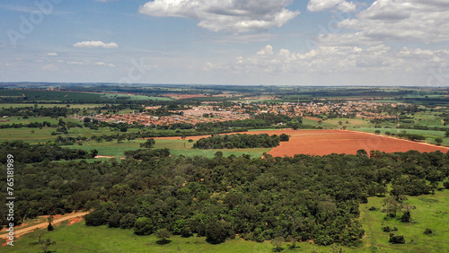 Vista aérea de drone da cidade de Guaraci/SP, em dia ensolarado com áreas rurais e mata nativa em primeiro plano photo