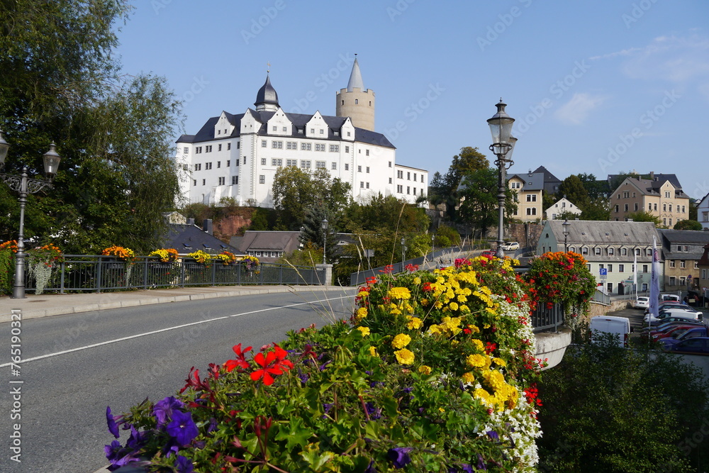 Schloss Wildeck an Straße mit Blumen in Zschopau