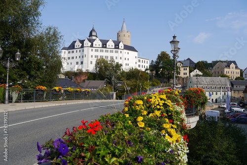 Obraz na płótnie Schloss Wildeck an Straße mit Blumen in Zschopau w salonie