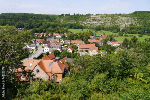 Blick von der Burg Saaleck auf den Ort Saaleck mit Felsen