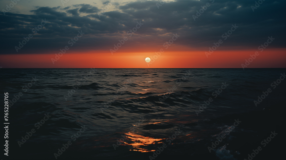 Fototapeta premium Paysage d'un horizon, vue de loin de l'océan, de la mer. Ciel avec coucher de soleil, lune. Reflet sur l'eau. Plage, nature, été. Pour conception et création graphique.