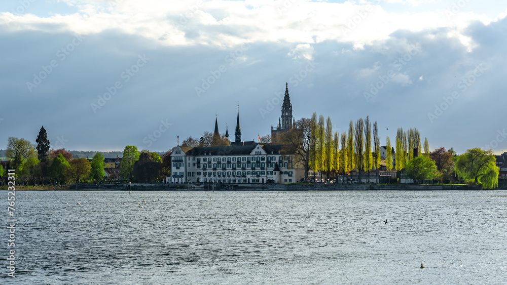 Obraz premium Steigenberger Inselhotel und konstanzer Altstadt mit Münster und Stadtgarten an einem sonnigen Frühlingstag. Konstanz, Bodensee, Baden-Württemberg, Deutschland, Europa.