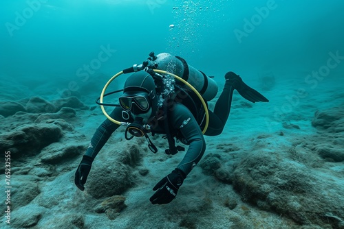 Diver exploring the ocean floor © Тамара Печеная