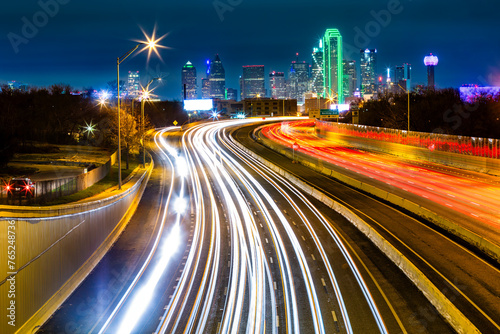 Obraz na płótnie Dallas skyline by night The rush hour traffic leaves light trails on I-30 (Tom Landry) freeway. w salonie