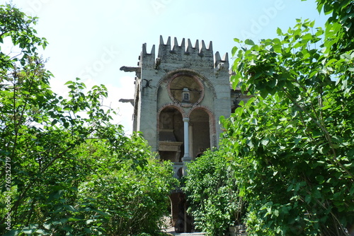 Mittelalterliche Fantasieburg im Garten der Roseburg bei Ballenstedt in Sachsen-Anhalt photo