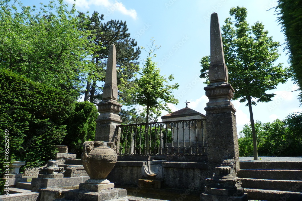 Obelisken im Garten an der Roseburg bei Ballenstedt in Sachsen-Anhalt