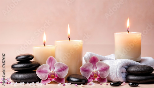 Spa Konzept  Aroma Kerzen mit Dekoration  Blumen und Hot Stones