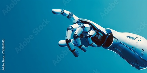 Foto einer Roboterhand, die auf einen leeren Raum zeigt, blauer Hintergrund. Webbanner mit Copyspace, Konzept Digitalisierung, Robotik