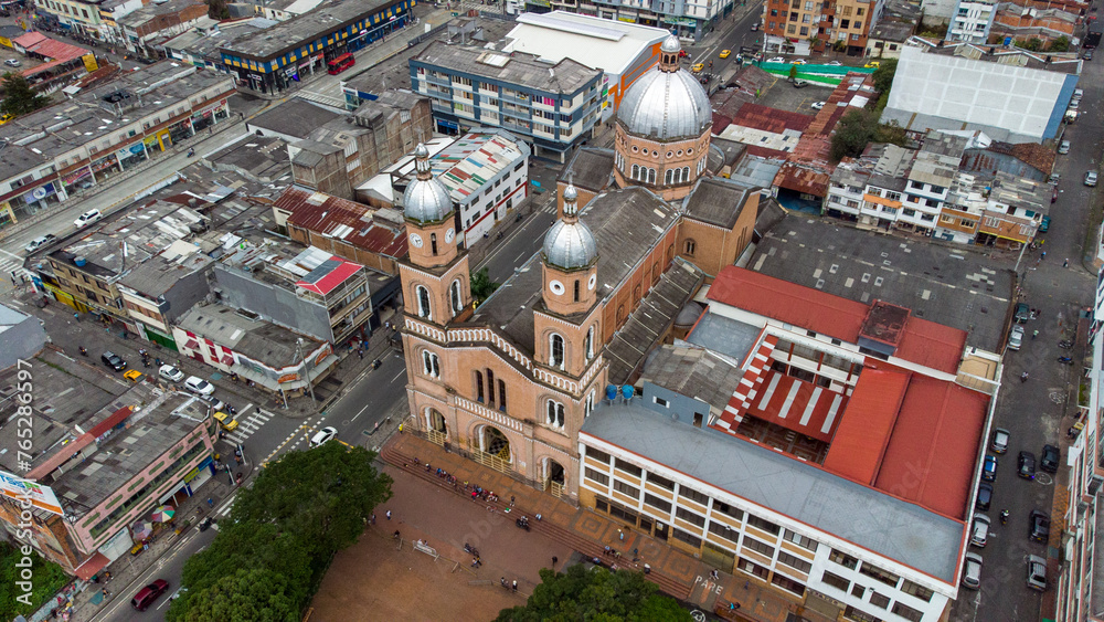 Fototapeta premium Aerial view of the San Francisco de Asís church in the city of Armenia, Quindío, Colombia