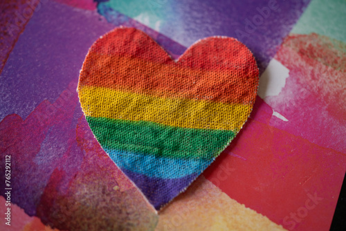 corazón detela pintado de bandera de orgullo gay,  de arcoiris con fondo colorido photo