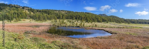 Fototapeta Naklejka Na Ścianę i Meble -  青空バックに見る静寂に包まれた秋の鏡池のパノラマ情景