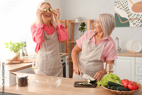 Mature female friends cutti...