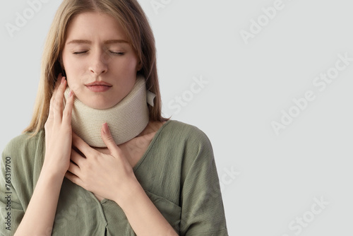 Injured young woman with ce...