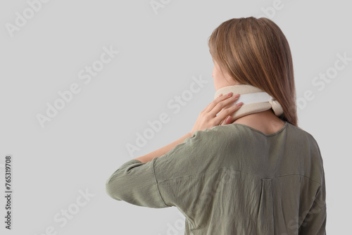 Injured young woman with ce...
