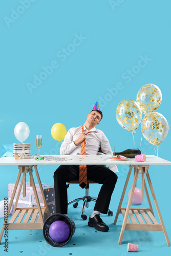 Young businessman with hang...