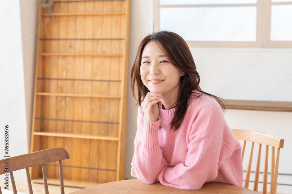部屋でリラックスする若い女性 部屋でリラックスする若い女性