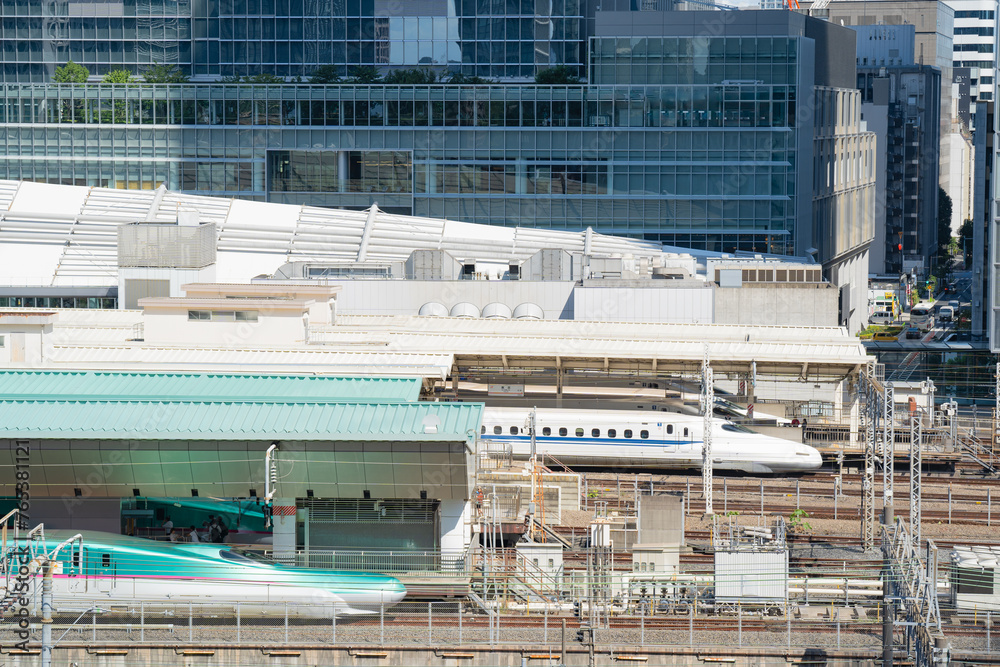 東京駅で出発を待つ新幹線車両 東京駅で出発を待つ新幹線車両