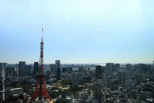 麻布台ヒルズの展望台より東京市街地と東京タワーをのぞむ