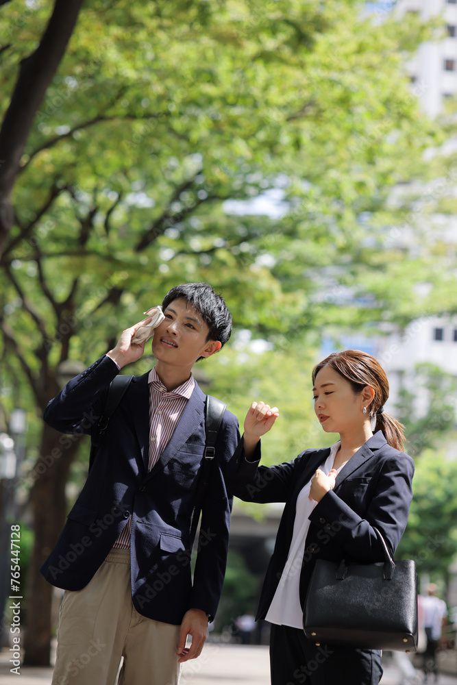 汗を拭く男女のビジネスマン