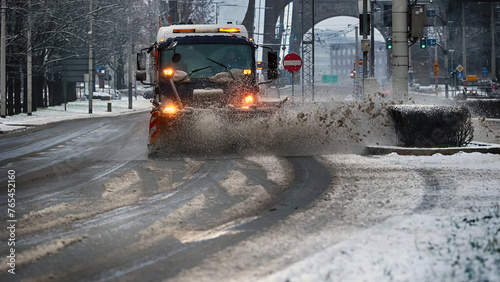 Pług śnieżny zgarnia śnieg z ulicy w mieście Zima
