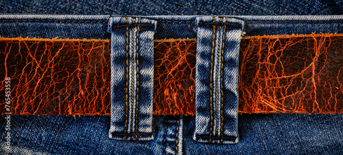 Ledergürtel im Hosenbund einer Jeans photo