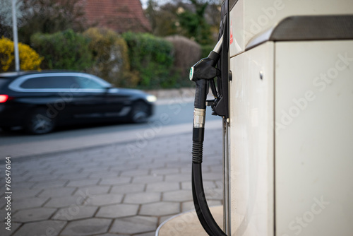 Fortbewegung mit dem Auto. Tanken und Fahren. Diesel und Super Plus. E190 und E5