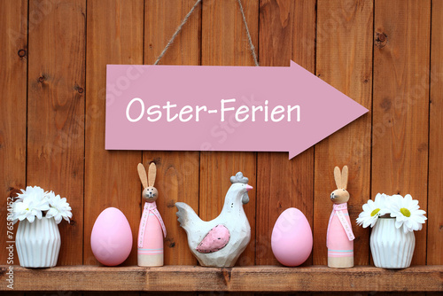 Osterdekoratin mit dem Text Osterferien. photo