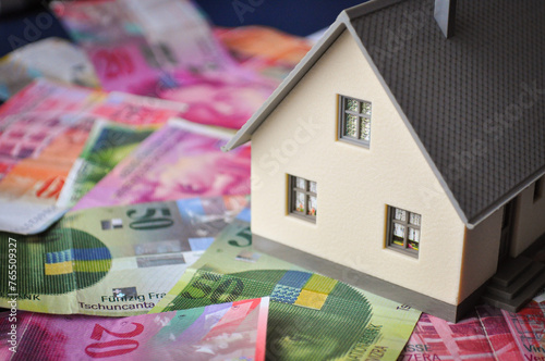 Wohnkosten: Modellhaus auf Schweizer Banknoten