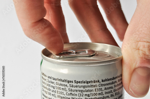 Erfrischung auf Knopfdruck: Öffnen einer Getränkedose