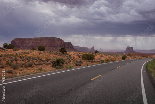 Dramatische Kulisse: Straße durch das Monument Valley mit heranziehendem Regenschauer