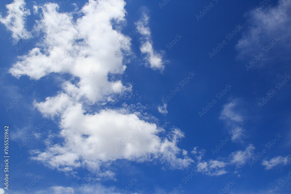 Obraz premium Blue sky and white clouds