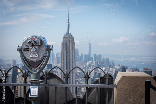 Fernglas mit Blick auf die Skyline von New York