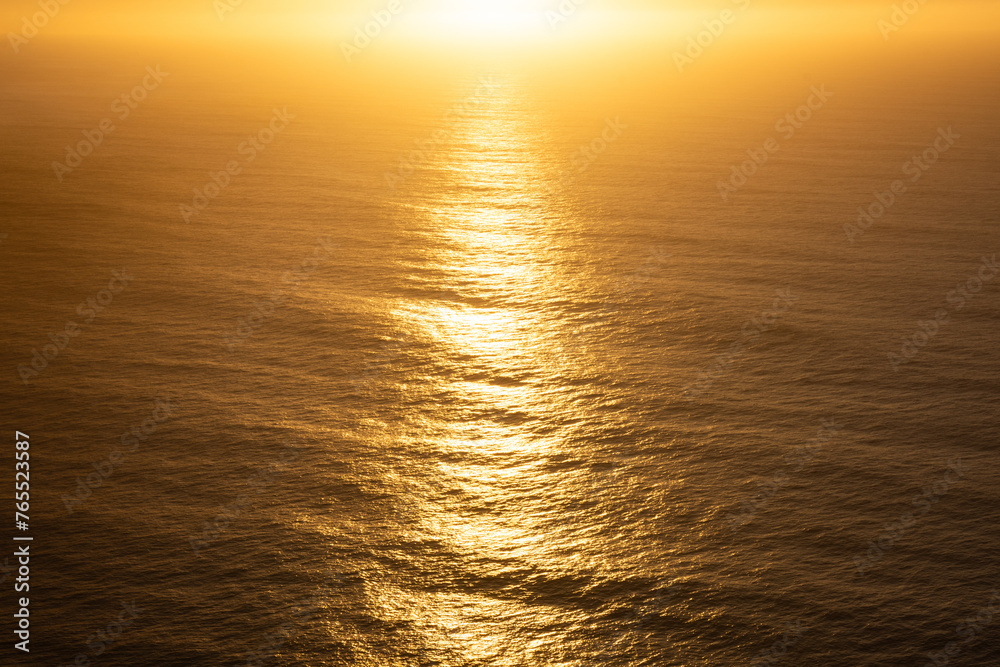 Majestätischer Sonnenuntergang über dem Ozean Majestätischer Sonnenuntergang über dem Ozean