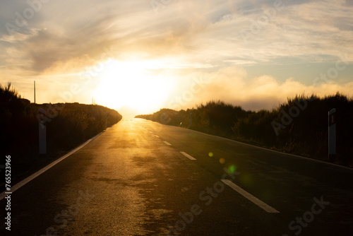 Einsame Straße im Sonnenuntergang