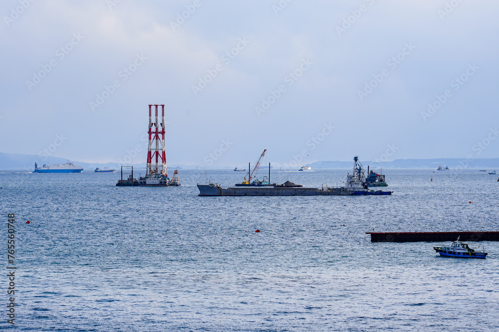 横浜港本牧埠頭沖で働く船（シンボルタワー公園）