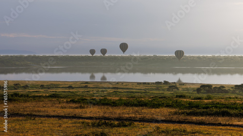Montgolfières sur le Ndutu photo