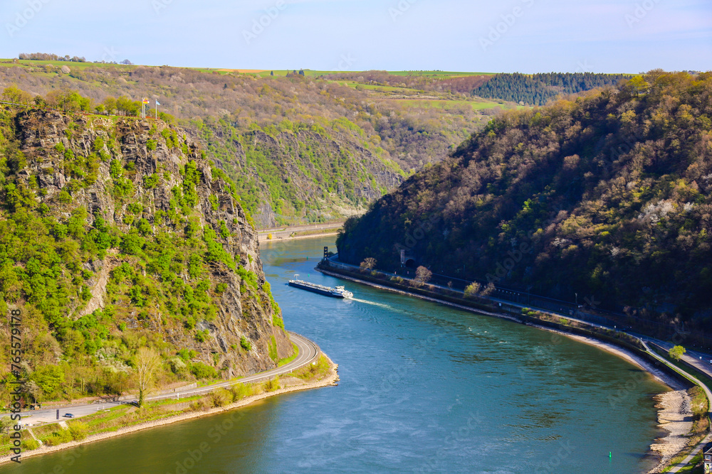 Die Loreley oder auch der Loreley-Felsen bei Sankt Goarshausen am Oberen Mittelrhein ist an der engsten und tiefsten Stelle des Rhein gelegen. Bekannt ist auch das Loreleylied und die Loreleysage.