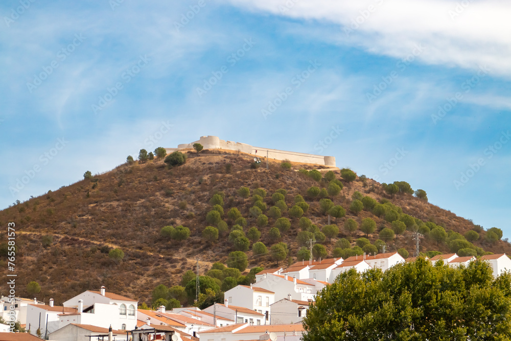 Fortaleza de San Marcos en lo alto de una colina en Sanlúcar de Guadiana, Andalucía, España. Fortaleza recientemente restaurada, proyecto de 2011, recuperando su antiguo color blanco.