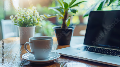 Ambiente domestico tranquillo con un laptop e una tazza di caffè, che rappresenta la comodità di lavorare da casa